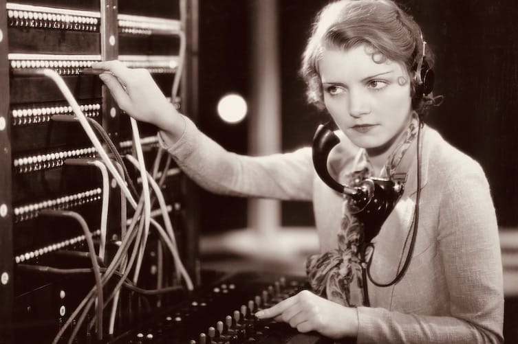 Digitale omstillingssystemer trækker i høj grad på samme logik som det klassiske, analoge omstillingsbord