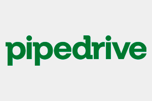 Pipedrive_300x200px Erhvervsabonnementer medarbejder med firmatelefon ved skrivebord med tastatur og skærm
