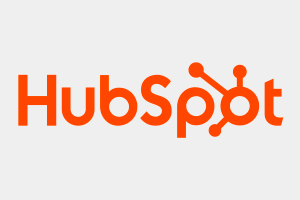 HubSpot_300x200px Telefonabonnement til erhverv med fleksibel firmatelefoni der gør det muligt at arbejde på farten, som vist med en kvinde der sidder bag på en bil og snakker i telefon