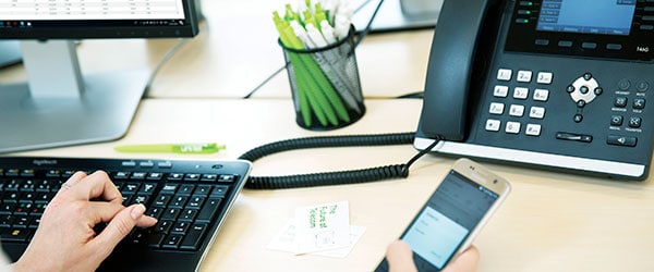 Fordele ved IP-telefoni for erhverv - lavere omkostninger, fleksible numre, skalerbar løsning og klar lyd.