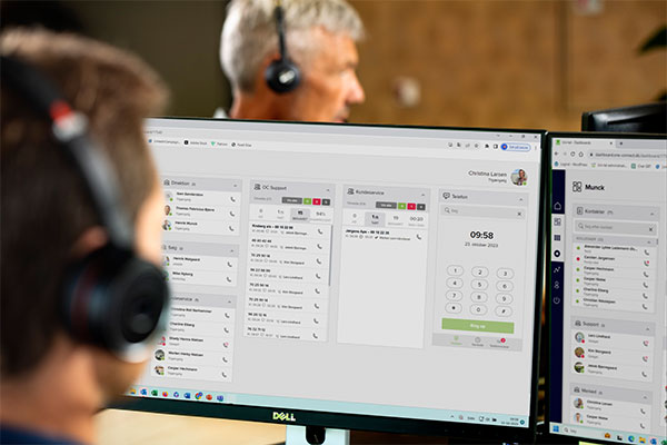 Medarbejder ved smarte telefonsystemer og omstillingsbord i callcenter