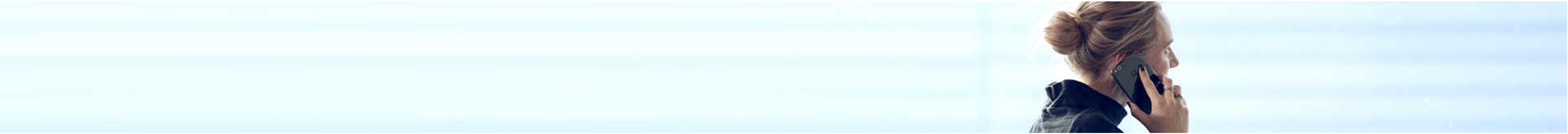 Telefonabonnement erhverv kunde der taler i mobiltelefon i lys gang på kontor