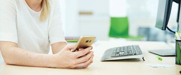 Erfaringer med telefoni til erhverv fra medarbejder på kontor, der bruger firmatelefon og computer i hverdagen