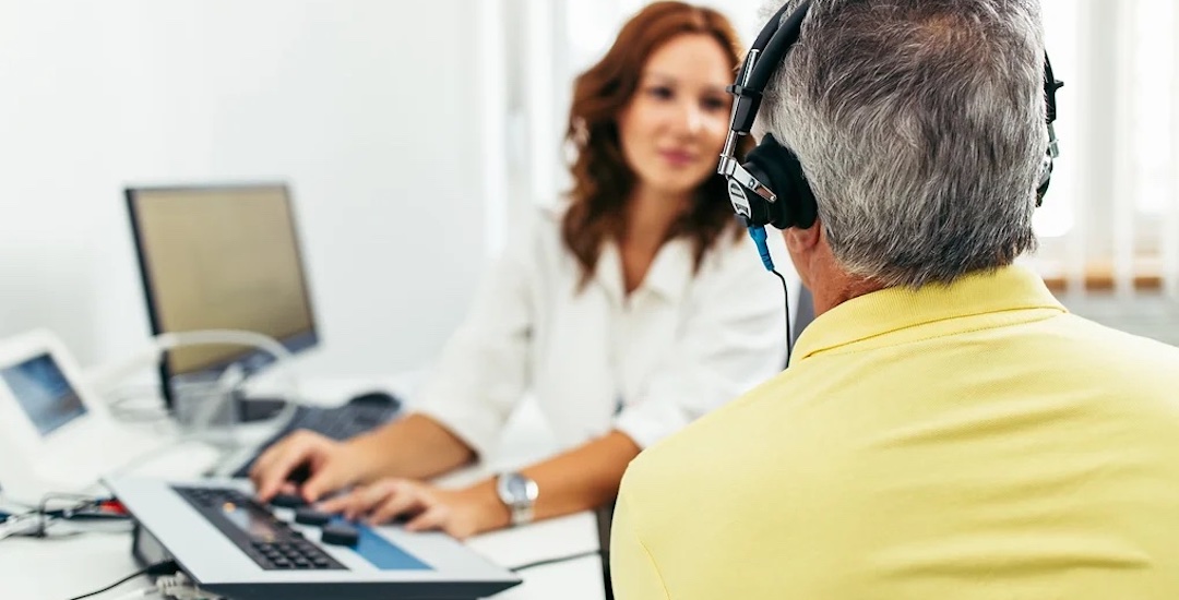Foto af samtale med headset, der matcher hvilket teleselskab har god kundeservice til erhverv og understreger værdien af hjælp og rådgivning