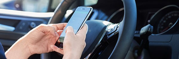 Telefoni erhverv Telefoni erhverv i praksis med mobiltelefon brugt i bil, som viser arbejde på farten