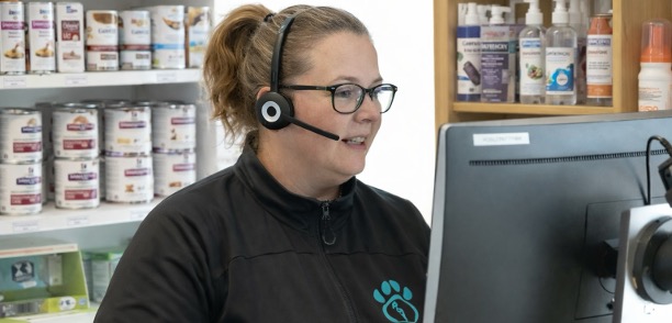 telefonsystem omstilling dyreklink Grafik der viser omstilling mellem kolleger på mobil som symbol på fordelene ved et håndværker telefonabonnement